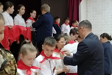 В 58-й школе Оренбурга принимают в пионеры